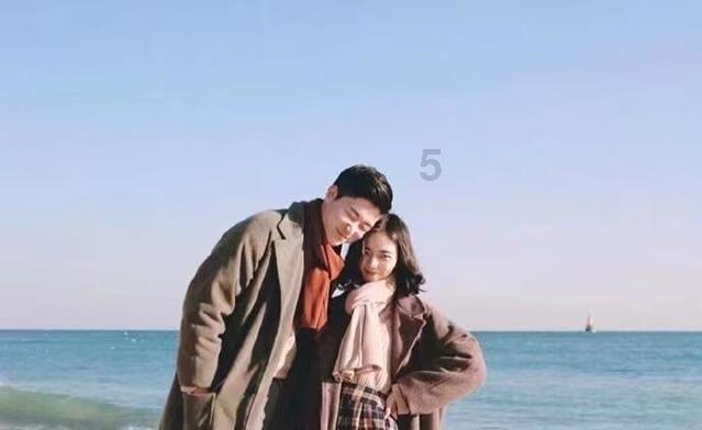56岁好莱坞女星妮可基德曼,寒风中大秀露背裙,无视服装争议
