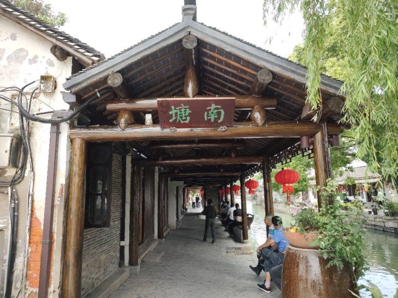 从“上海第一主持人”，到变成全网笑柄，曹可凡终究走到了这一步
